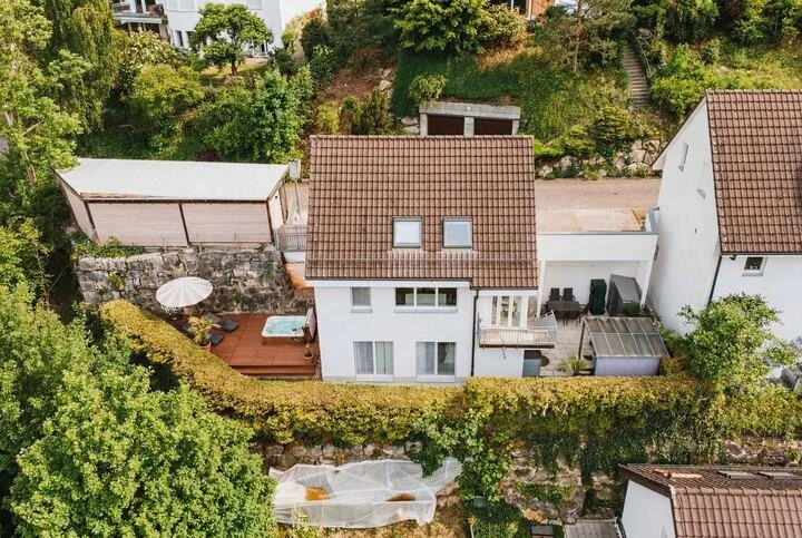 FREISTEHEND AM HANG - 5.5 ZIMMER EINFAMILIENHAUS