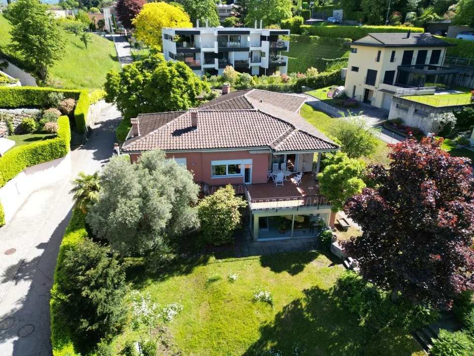 Affascinante Villa con Giardino e Potenziale per Espansione