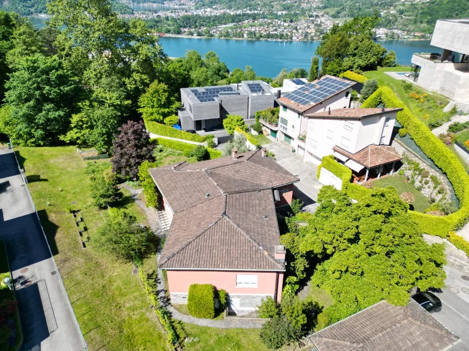 Affascinante Villa con Giardino e Potenziale per Espansione