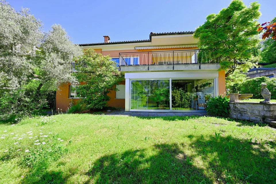 Affascinante Villa con Giardino e Potenziale per Espansione