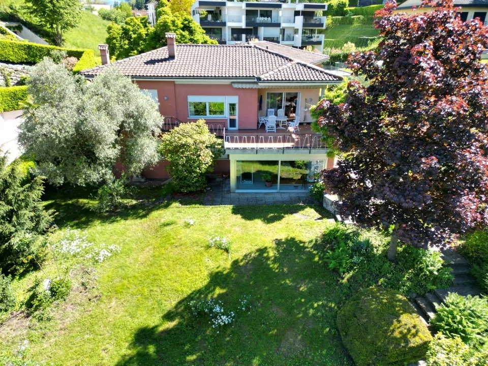 Affascinante Villa con Giardino e Potenziale per Espansione