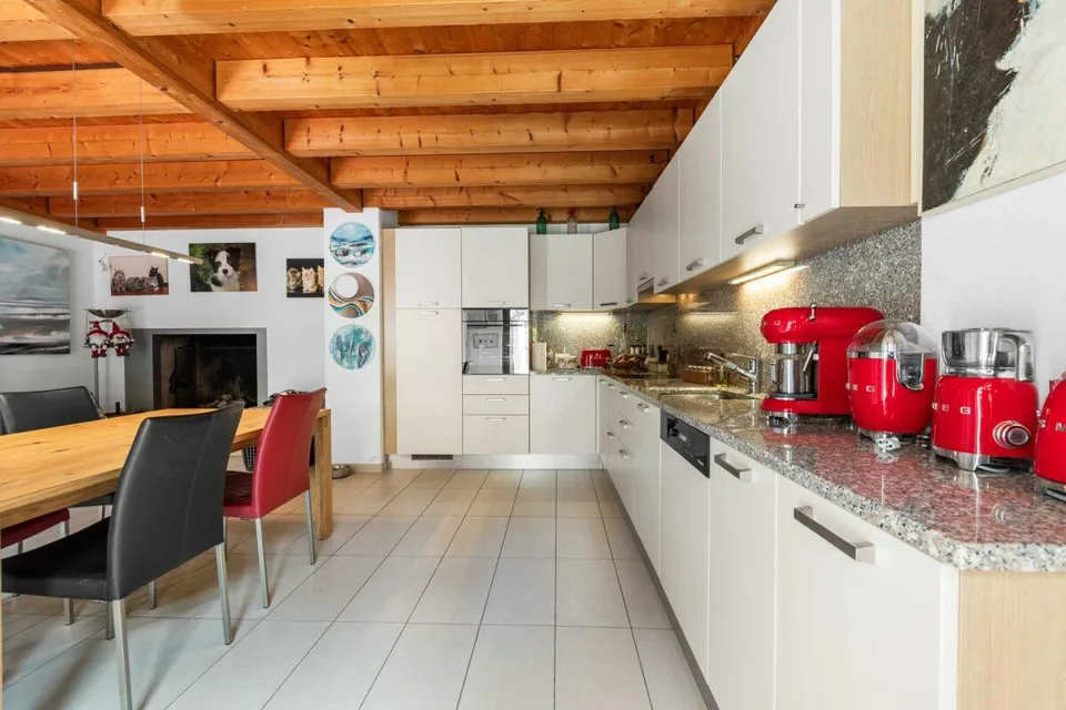 Casa contigua di 5 locali + locale hobby