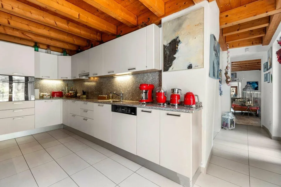 Casa contigua di 5 locali + locale hobby