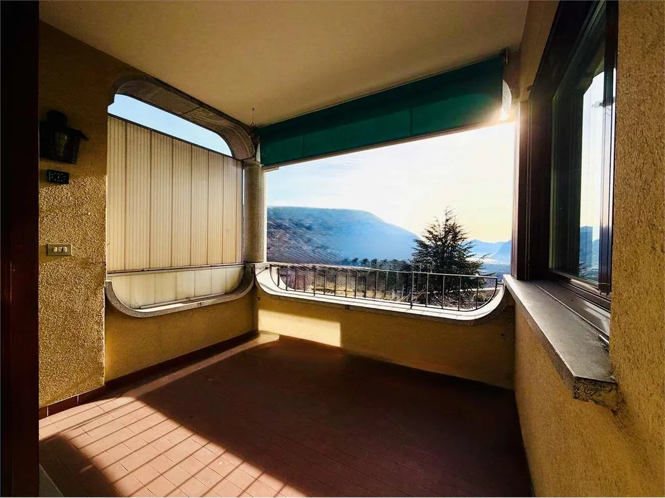 Lopagno -  ampio 2.5 locali con terrazza vista lago e piscina