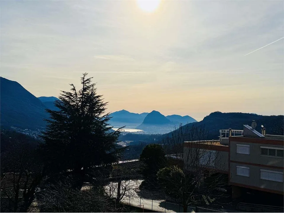 Lopagno -  ampio 2.5 locali con terrazza vista lago e piscina