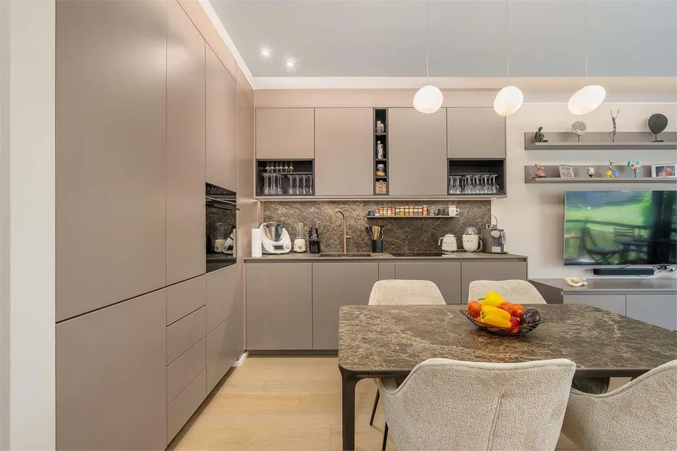 Elegantes 3.5-Zimmer-Apartment komplett renoviert in Viga