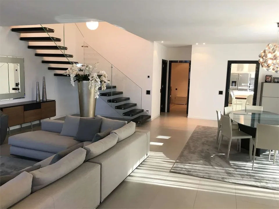Moderna villa con piscina