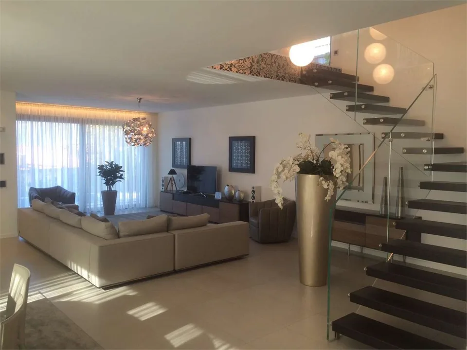 Moderne Villa mit Pool – Foto 11 von 13