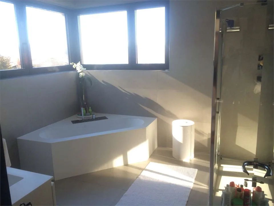 Moderne Villa mit Pool – Foto 8 von 13