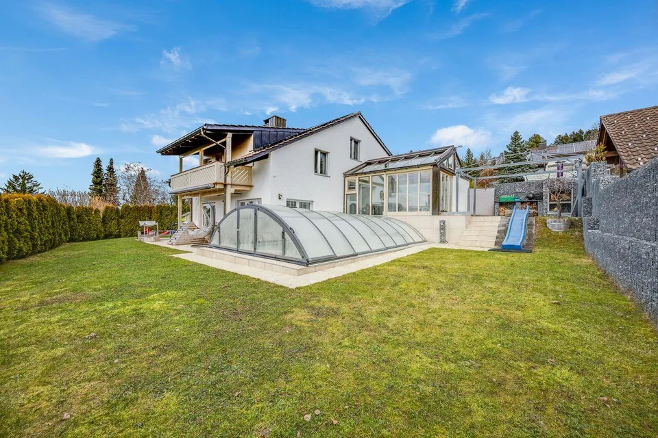 RARITÀ IN POSIZIONE PRIVILEGIATA CON PISCINA, GIARDINO D'INVERNO E ZONA BARBECUE, RECENTEMENTE RISTRUTTURATO