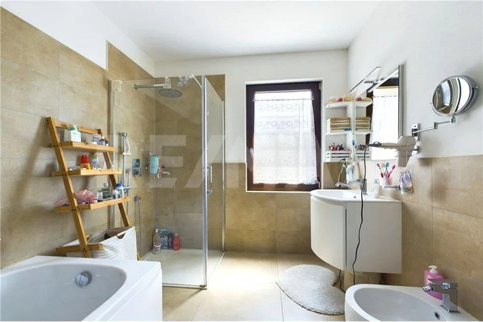 Geräumige 4-Zimmer-Wohnung in einer Residenz mit Innenhof und Garten
