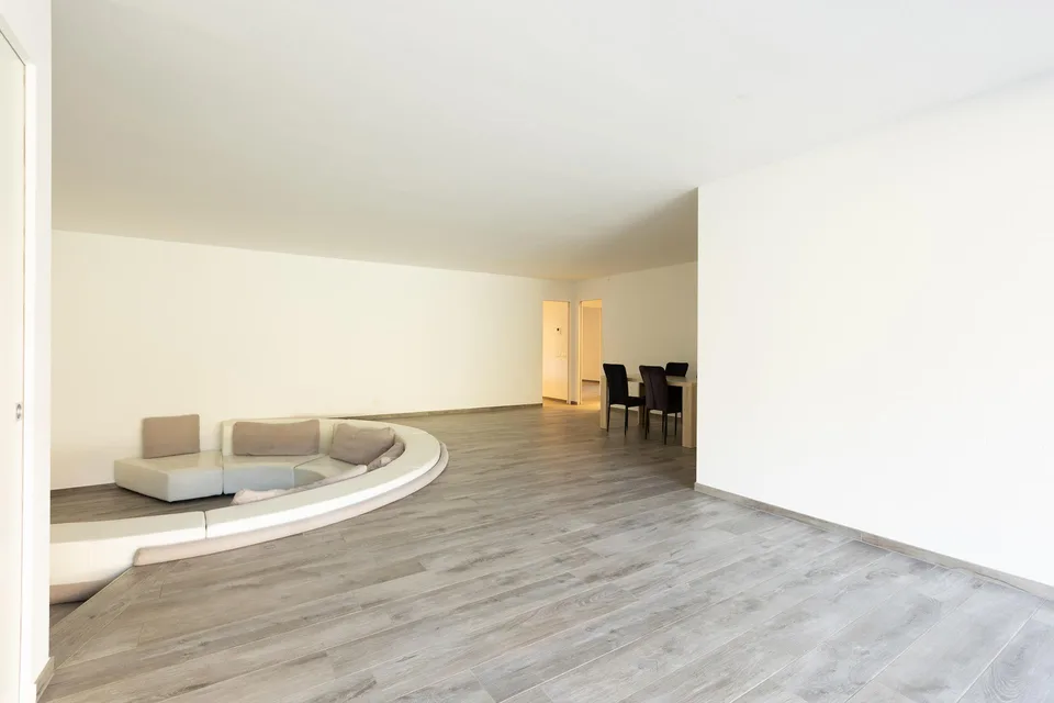Moderne Villa mit Pool und großem Grundstück 1000 m² – Foto 7 von 16