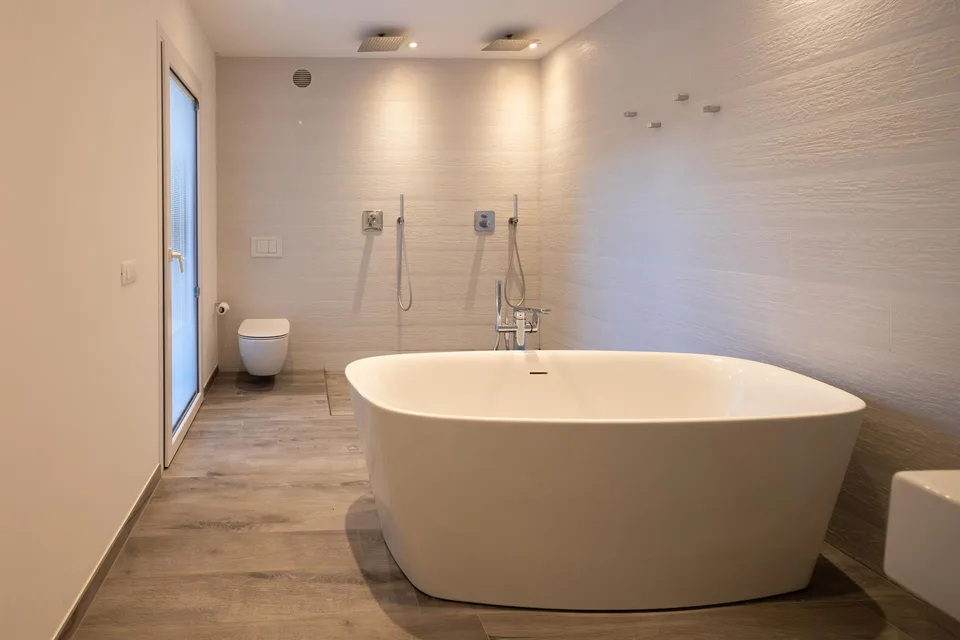 Moderne Villa mit Pool und großem Grundstück 1000 m² – Foto 6 von 16