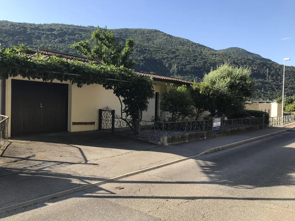 NUOVO PREZZO - OCCASIONE UNICA - AMPIA CASA UNIFAMILIARE - 5.5 LOCA...