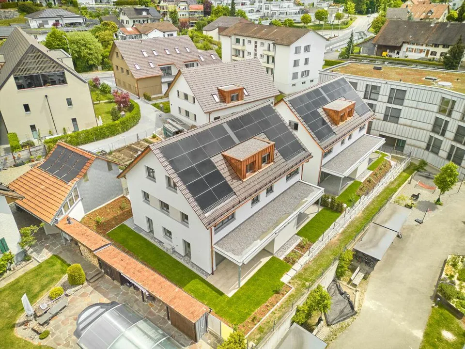 6 1/2-Zimmer-Doppeleinfamilienhaus mit nutzbarer Landfläche