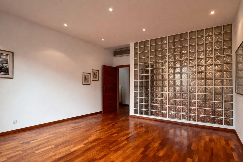 Vendesi elegante appartamento in centro Chiasso adibito a uffici