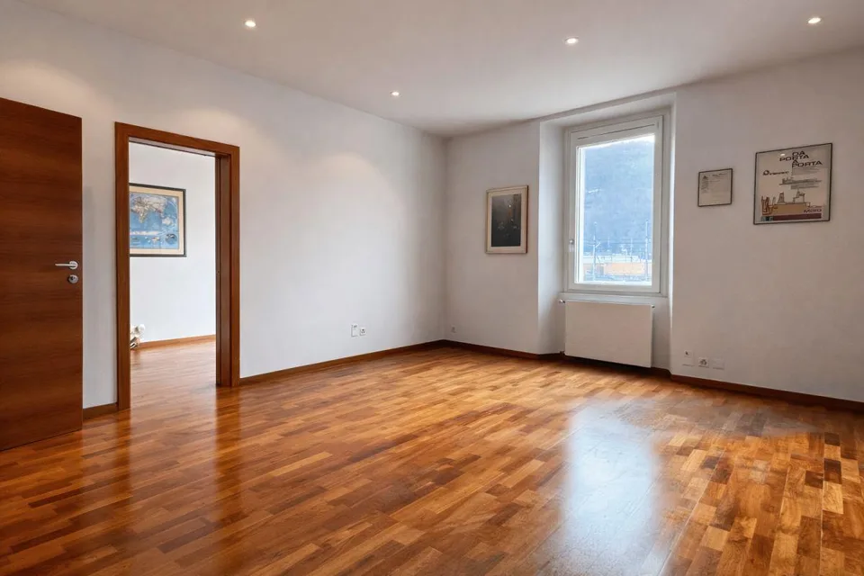Vendesi elegante appartamento in centro Chiasso adibito a uffici