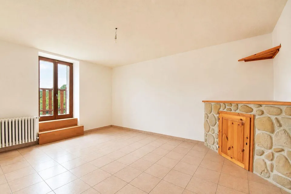 Charming 4.5-room apartment renovated in the heart of the village
