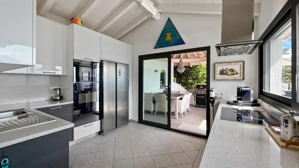 Brissago - Moderne Villa mit Aufzug und Innenpool