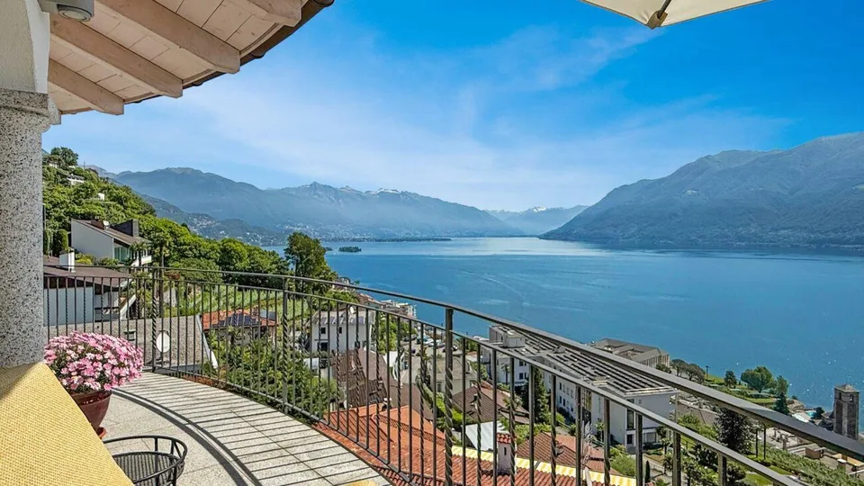 Brissago - Moderne Villa mit Aufzug und Innenpool