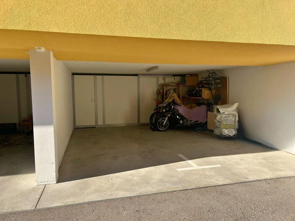 Modernes Dachgeschoss mit 3.5 Zimmern, Balkon, Aussicht und zwei Autoabstellplätzen – Foto 12 von 20