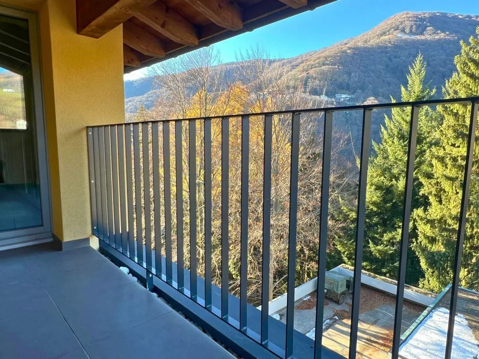 Modernes Dachgeschoss mit 3.5 Zimmern, Balkon, Aussicht und zwei Autoabstellplätzen – Foto 10 von 20