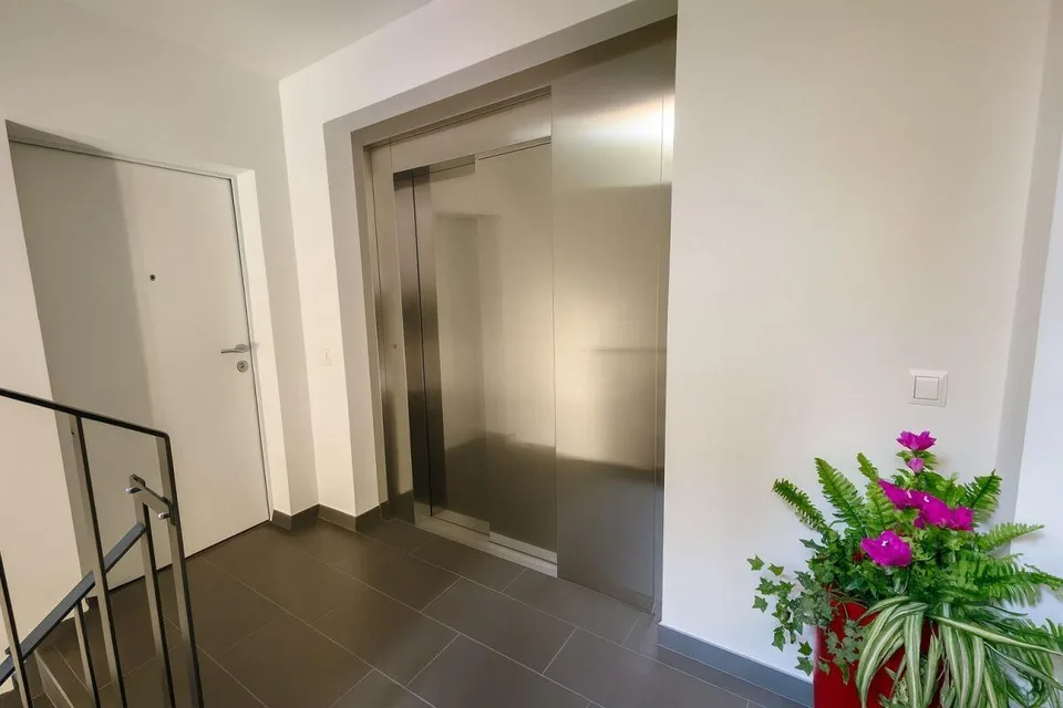 Modernes Dachgeschoss mit 3.5 Zimmern, Balkon, Aussicht und zwei Autoabstellplätzen – Foto 13 von 20