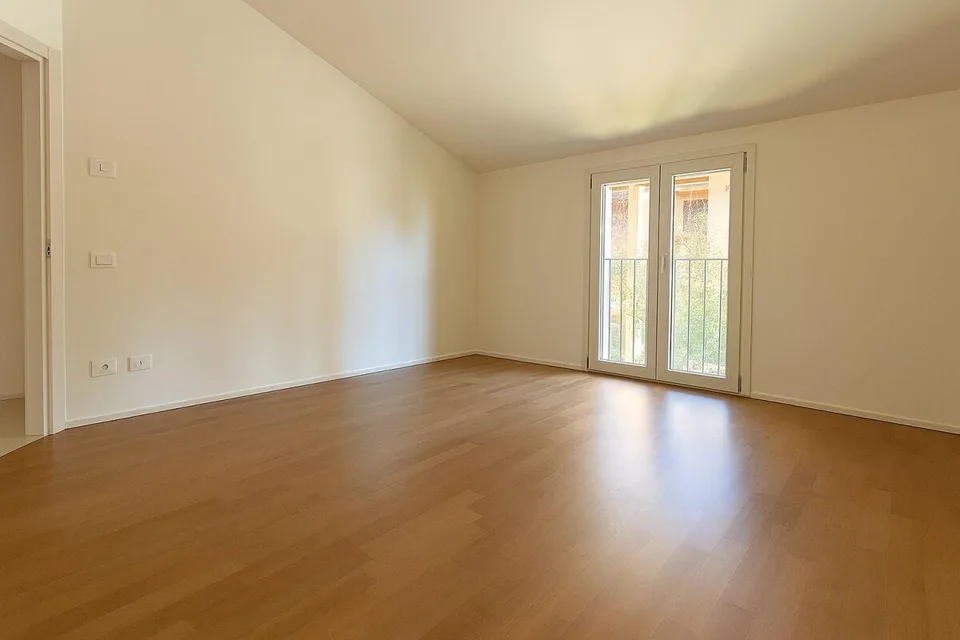 Modern 3.5-room attic apartment with balcony, view and two parking spaces