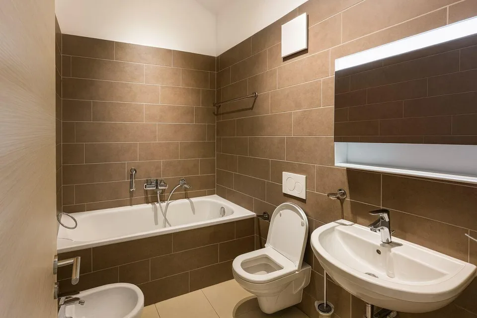 Modernes Dachgeschoss mit 3.5 Zimmern, Balkon, Aussicht und zwei Autoabstellplätzen – Foto 7 von 20