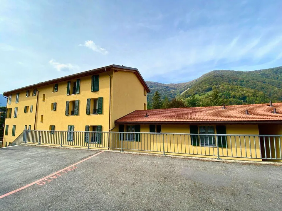Modernes Dachgeschoss mit 3.5 Zimmern, Balkon, Aussicht und zwei Autoabstellplätzen – Foto 19 von 20