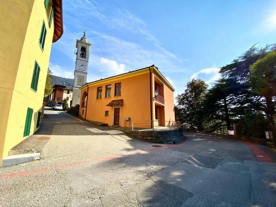 Modernes Dachgeschoss mit 3.5 Zimmern, Balkon, Aussicht und zwei Autoabstellplätzen – Foto 17 von 20