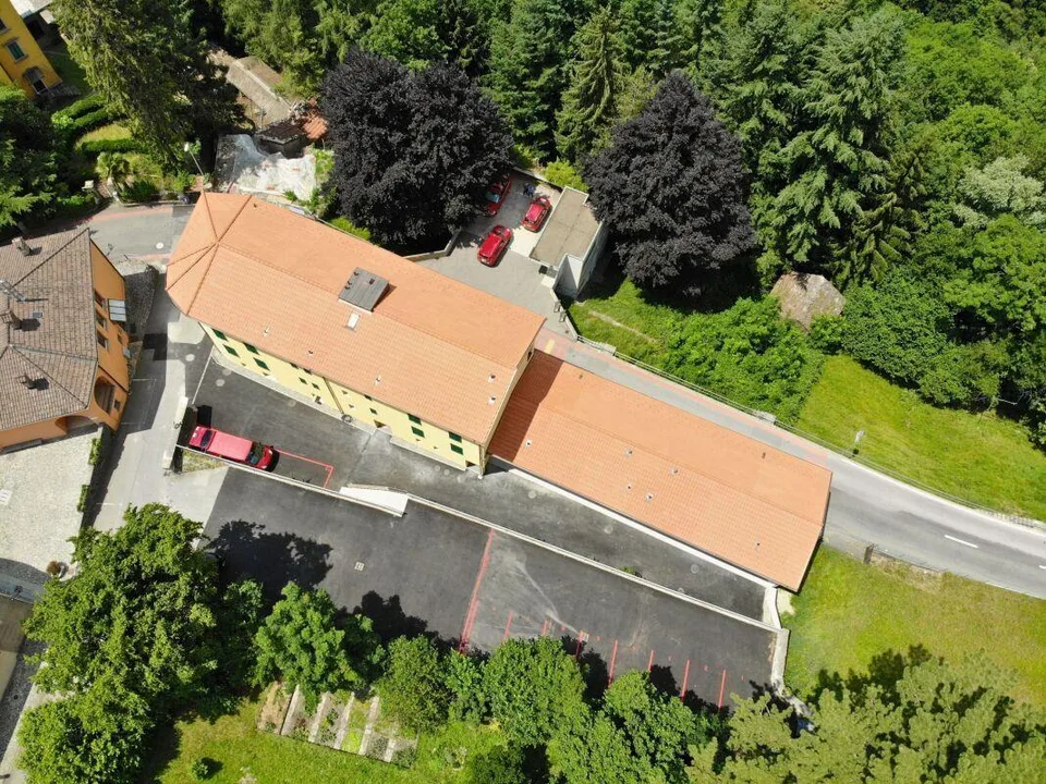 Modernes Dachgeschoss mit 3.5 Zimmern, Balkon, Aussicht und zwei Autoabstellplätzen – Foto 16 von 20