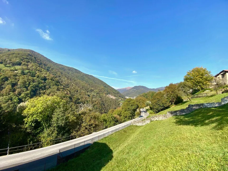 Modernes Dachgeschoss mit 3.5 Zimmern, Balkon, Aussicht und zwei Autoabstellplätzen – Foto 11 von 20