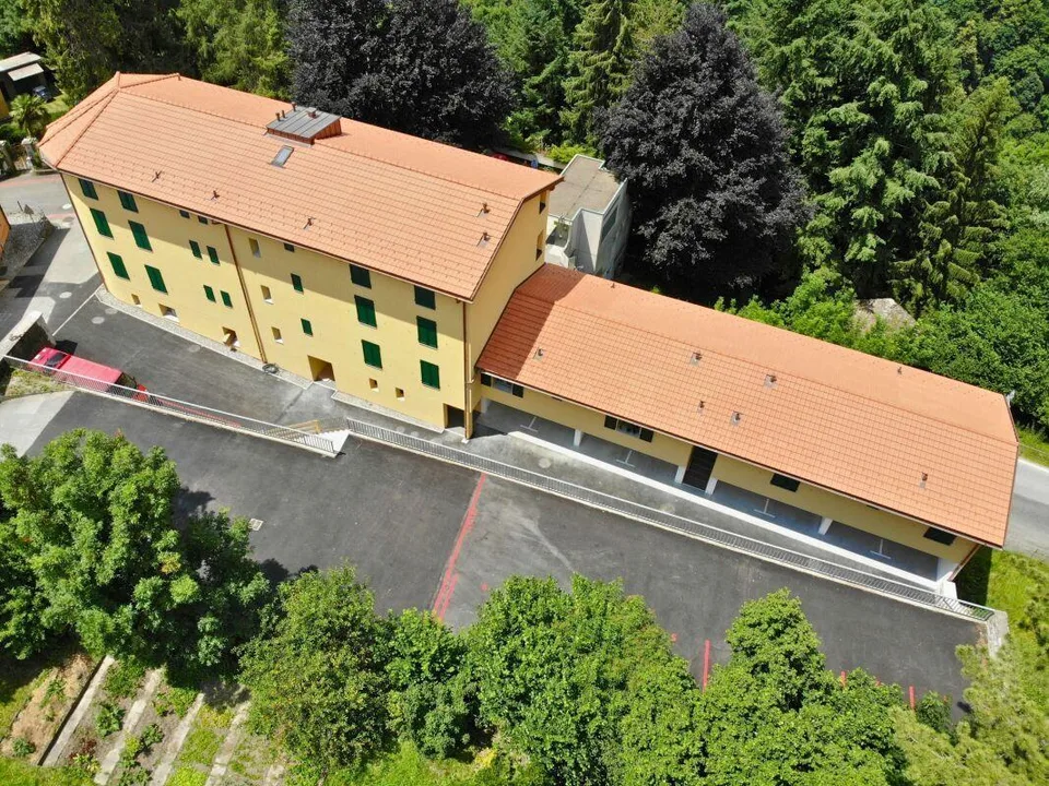 Modernes Dachgeschoss mit 3.5 Zimmern, Balkon, Aussicht und zwei Autoabstellplätzen – Foto 15 von 20