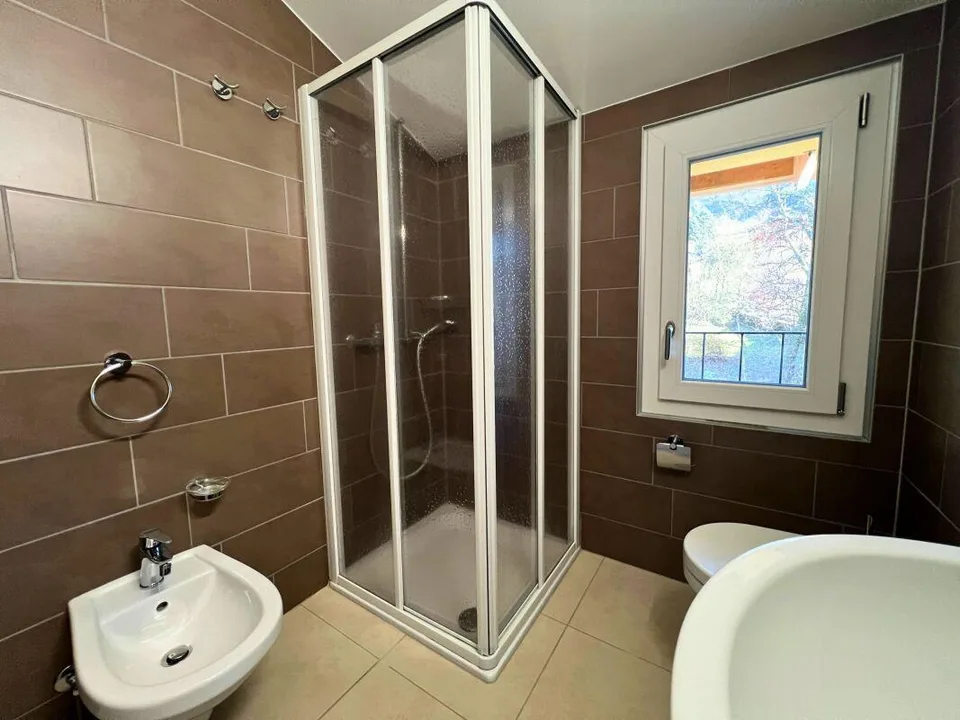 Modernes Dachgeschoss mit 3.5 Zimmern, Balkon, Aussicht und zwei Autoabstellplätzen – Foto 8 von 20