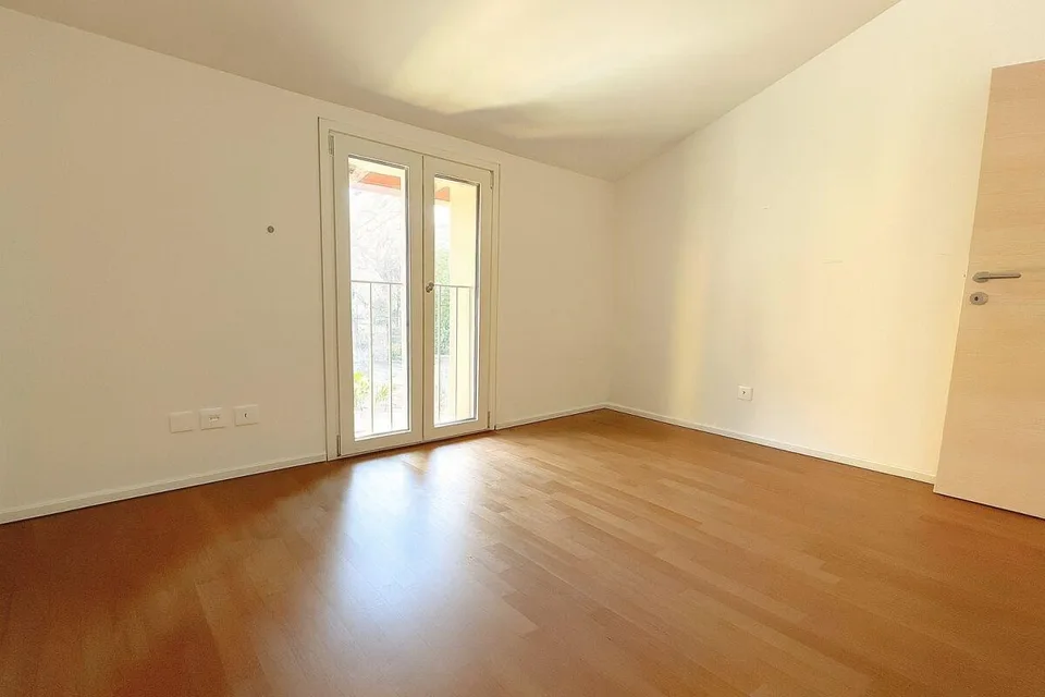 Modernes Dachgeschoss mit 3.5 Zimmern, Balkon, Aussicht und zwei Autoabstellplätzen – Foto 6 von 20