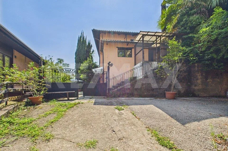 Esclusiva Villa Ticinese immersa nel verde