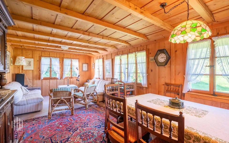 ImmoWyss - Chalet charmant avec grande réserve de terrain constructible et vue sur le Niesen