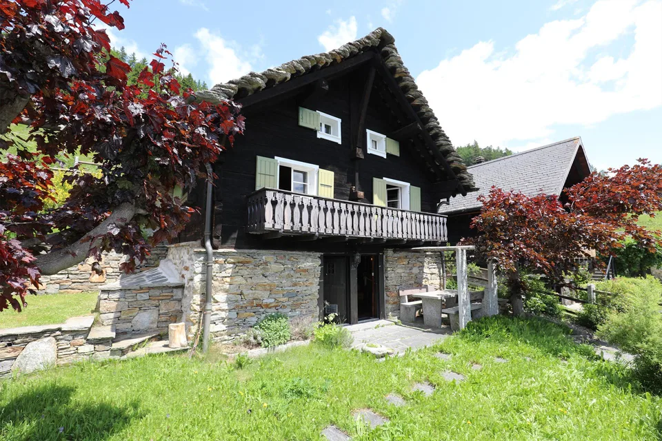 Idylle de montagne pure - maison de vacances rustique dans la belle Leventina avec une vue panoramique magnifique
