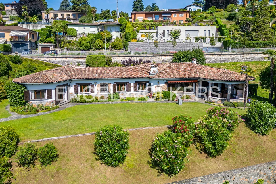 Exklusive mediterrane Villa mit Pool und freier Aussicht