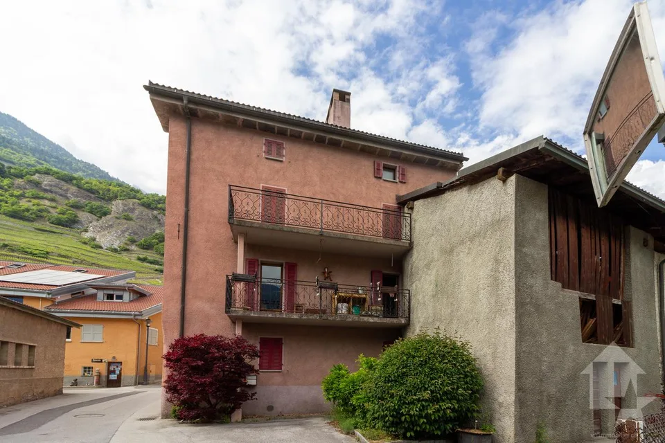 Maison villageoise et grange à rénover entièrement