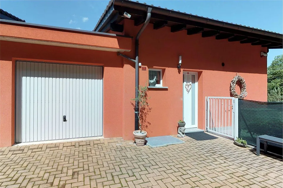Komfortables Ferienhaus mit Pool und Terrasse