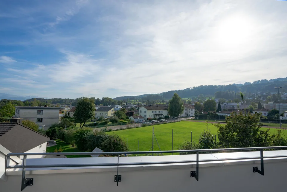 Grand appartement neuf au dernier étage dans un emplacement central avec vue sur les montagnes, garage inclus