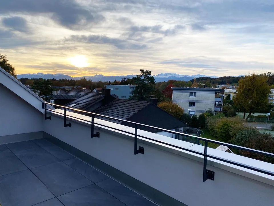 Grand appartement neuf au dernier étage dans un emplacement central avec vue sur les montagnes, garage inclus