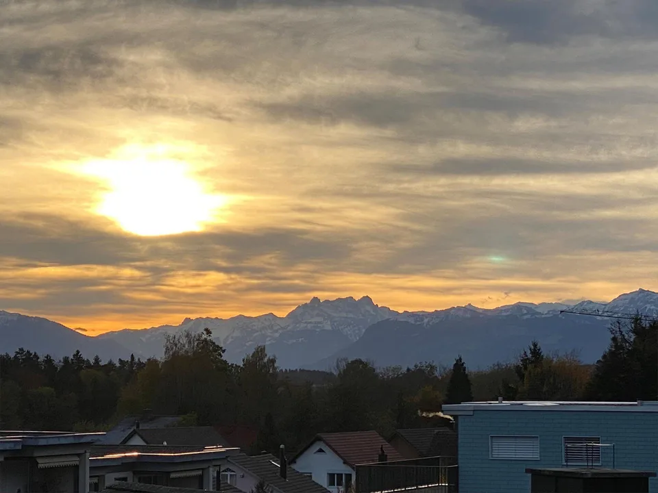 Grand appartement neuf au dernier étage dans un emplacement central avec vue sur les montagnes, garage inclus