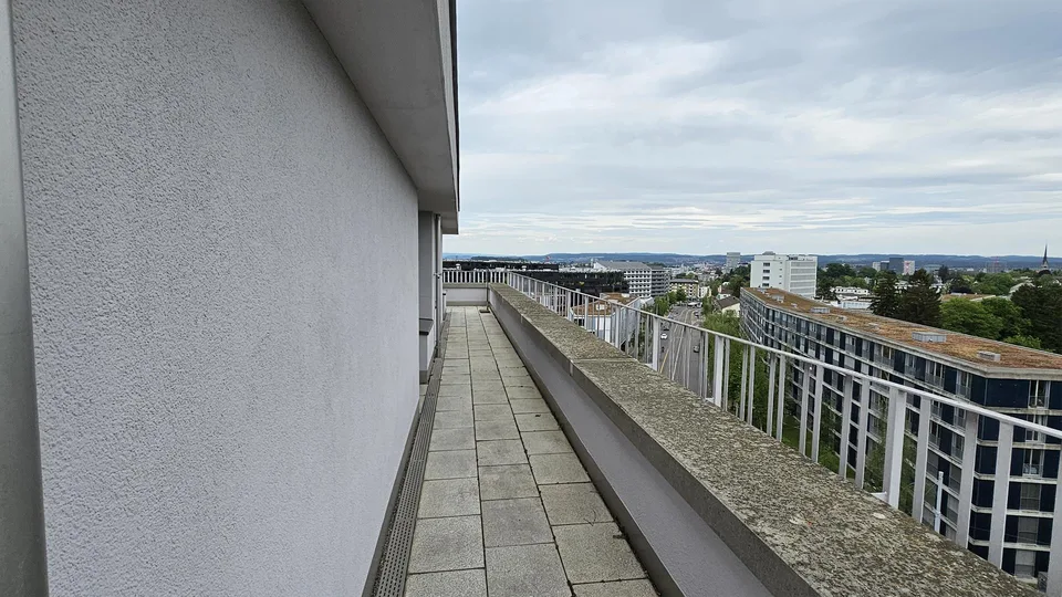 Gekühlte moderne 3.5-Zimmer-Attikawohnung mit Blick über Stadt – foto 11 di 19