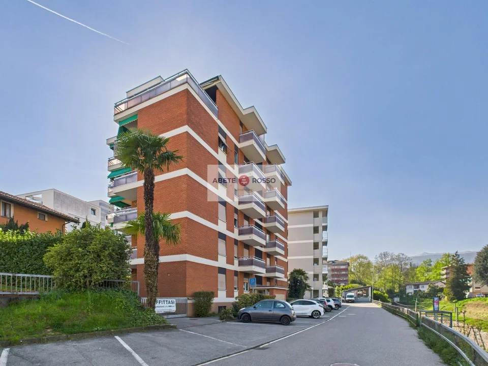 Dachgeschoss mit Terrasse und Panoramablick, nahe dem Bahnhof FFS und dem Zentrum von Lugano. – Foto 23 von 24
