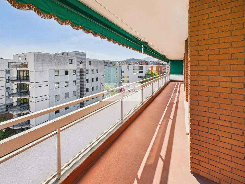 Dachgeschoss mit Terrasse und Panoramablick, nahe dem Bahnhof FFS und dem Zentrum von Lugano. – Foto 18 von 24