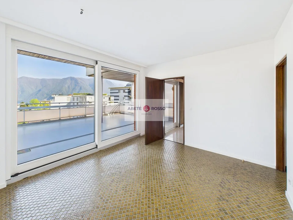 Dachgeschoß mit Terrasse und Panoramablick, nahe dem Bahnhof FFS und dem Zentrum von Lugano.