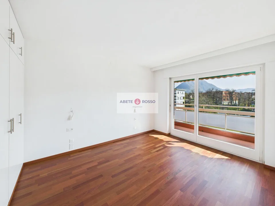 Dachgeschoss mit Terrasse und Panoramablick, nahe dem Bahnhof FFS und dem Zentrum von Lugano. – Foto 15 von 24